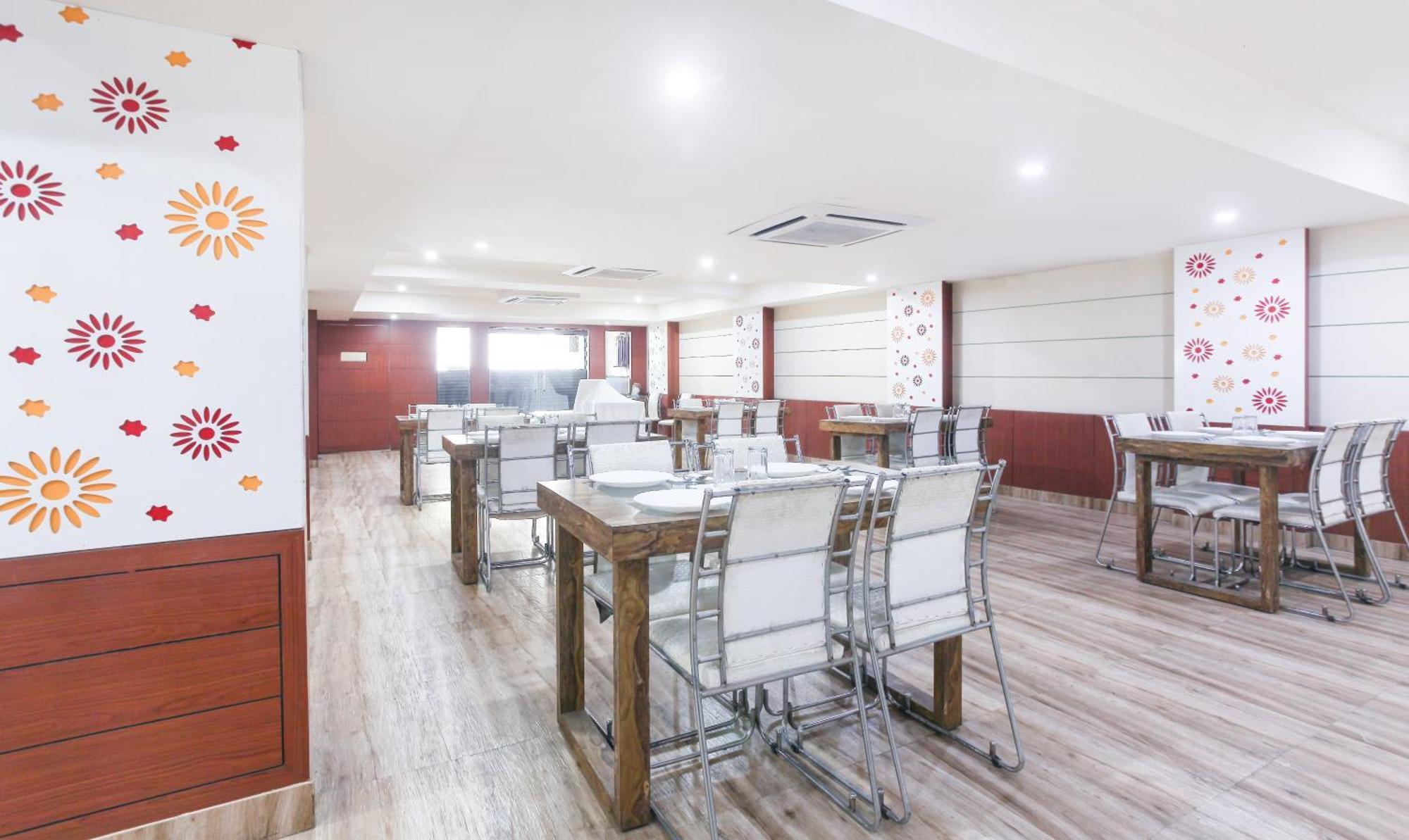Hotel Janki International Sigra 2 Km From Kashi Vishwanath Temple Varanasi Exterior foto