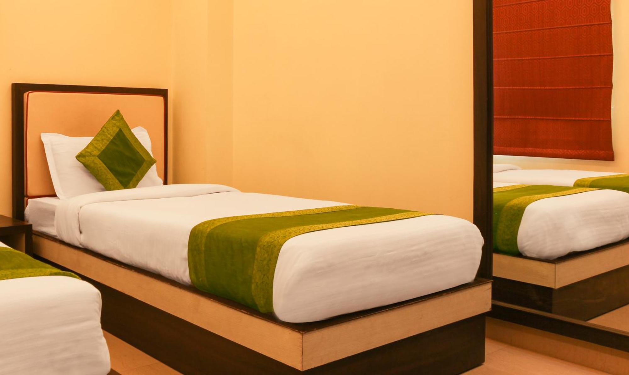 Hotel Janki International Sigra 2 Km From Kashi Vishwanath Temple Varanasi Exterior foto