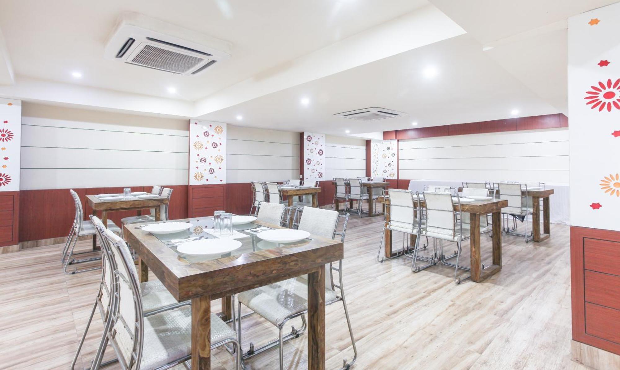 Hotel Janki International Sigra 2 Km From Kashi Vishwanath Temple Varanasi Exterior foto